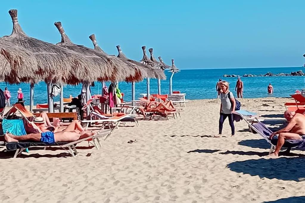 Casa Di Pipo - Appartamento Davanti Al Mare Pescara Bagian luar foto