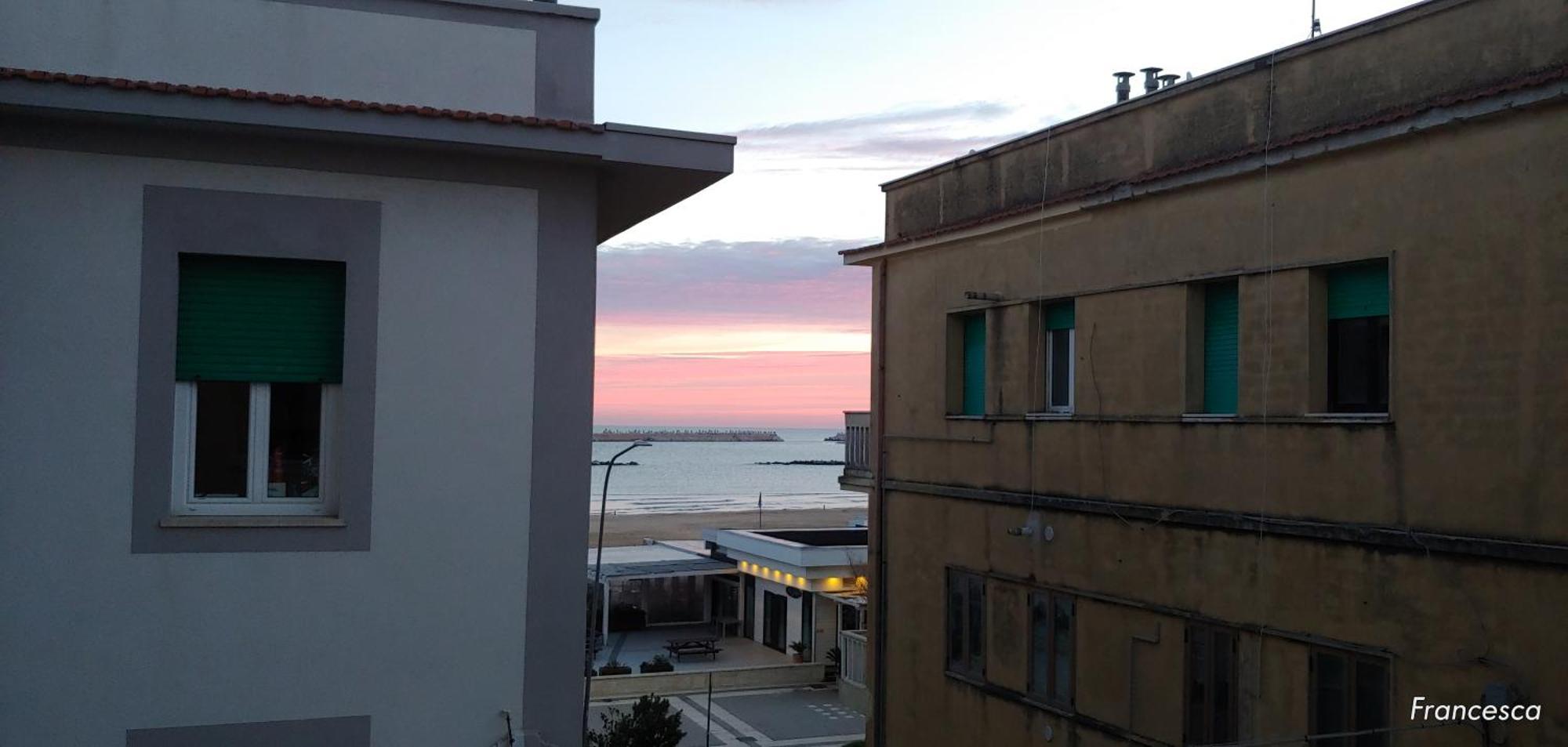 Casa Di Pipo - Appartamento Davanti Al Mare Pescara Bagian luar foto